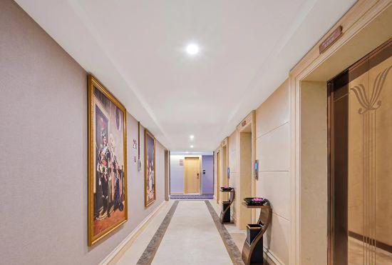 Vienna International Hotel (Xingyi Wanfenglin Airport Pingdong Square)