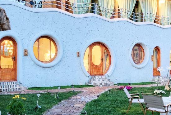 Гостиница Hobbit House in Yining