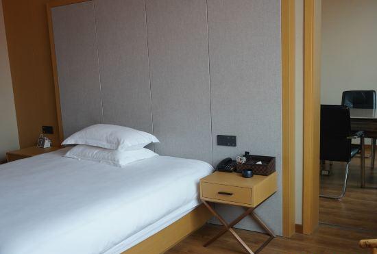 Гостиница Home Inn Ruibai Cloud Hotel (Xinyang Huaibin Minzheng Road Branch)
