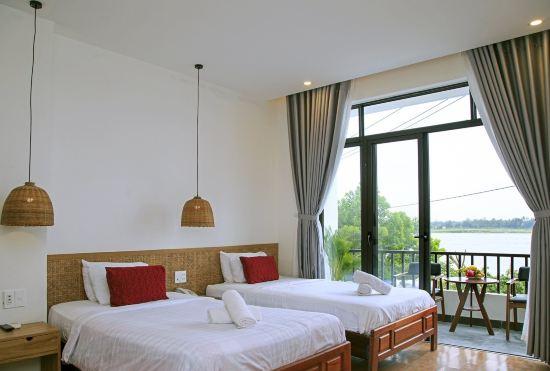 Гостиница The Corner Riverside Hotel
