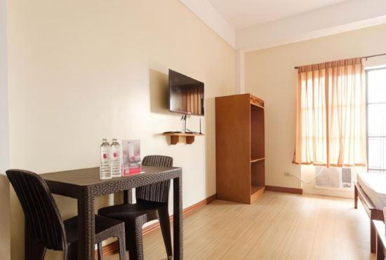 Гостиница RedDoorz Plus near Johnson and Johnson Paranaque