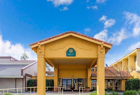 Гостиница La Quinta Inn & Suites by Wyndham Redding