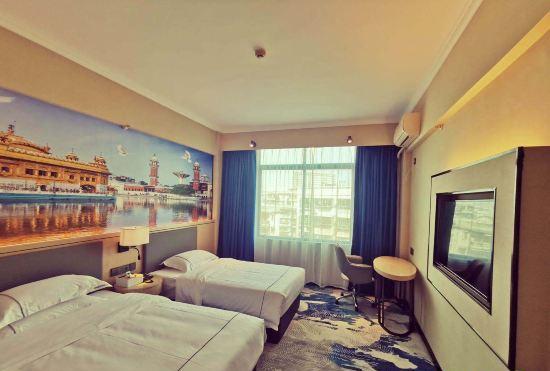 Yuefeng Hotel (Maoming high speed railway station store)