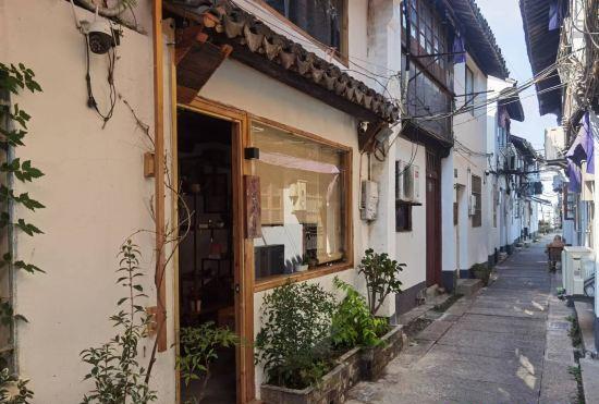Гостиница Shanghai ChenShijian Inn (Zhujiajiao Donghu Street)