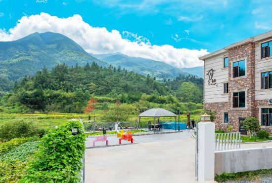 Гостиница Mengxian Riverside · 270° view of the mountain view of Tangquan Resort and Accommodation