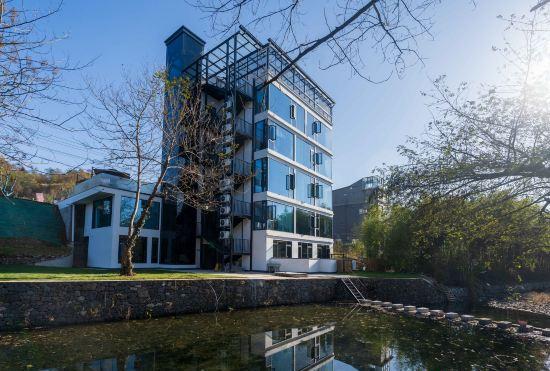 Hotel Neighboring Stream · Hegu Li · Boutique Resort Inn