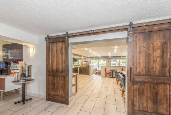 Гостиница Holiday Inn Express & Suites Bradenton West