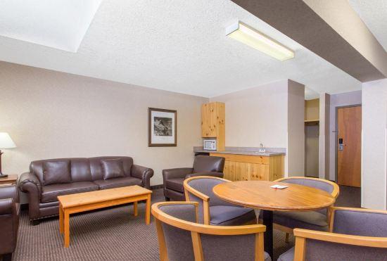 Гостиница Canmore Inn & Suites