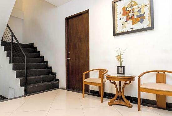 Hotel RedDoorz Plus @ Pasar Baru