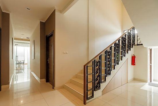 Гостиница RedDoorz Plus Near Lippo Mall Kemang 2