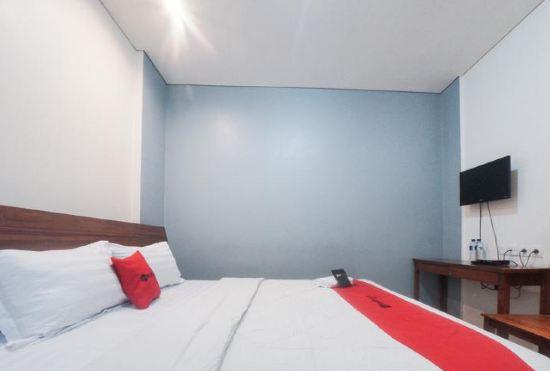 Гостиница RedDoorz Plus Near Green Pramuka Square Mall