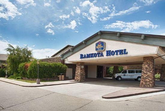 Bismarck Hotel and Conference Center