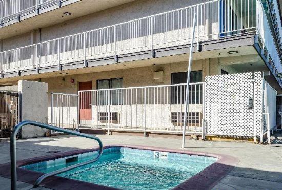 Hotel Studio 6 Fresno, CA - Extended Stay