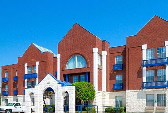 Гостиница Quality Suites Las Colinas Center