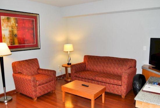 Hotel Comfort Suites at Virginia Center Commons