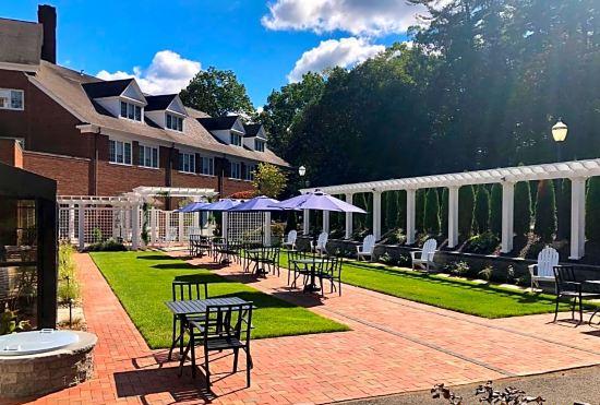 Гостиница The Simsbury Inn