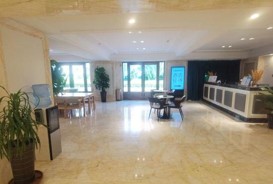 Dalian Yimao Center Hotel (Hualu Garden Qixianling Forest Park Branch)
