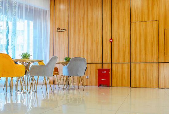 Colorful Holiday Hotel (Deqing Branch 4)