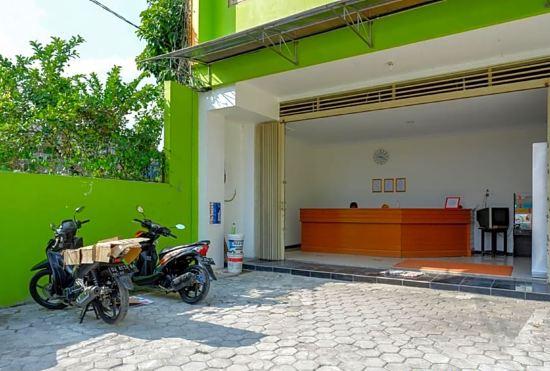 Гостиница RedDoorz @ Jalan Wonosari KM.9
