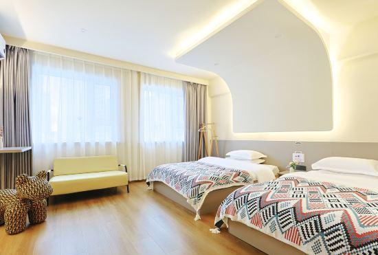 Hotel Genting·Net Red Light Luxury Homestay (Yanji Yanbian University Net Red Wall Store)