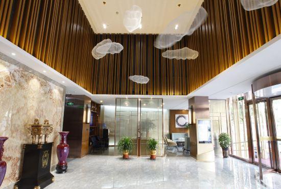Yilong Ruiyun Hotel (Zhengzhou East Railway Station Zhengdong Business Center Branch)