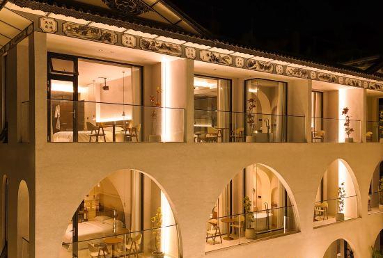 Гостиница Xiaolu Chenke Half Moon Bay Waterscape Resort Homestay (Dali Erhai Branch)