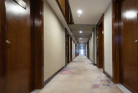 Jiatai Hotel (Kunming Honghui Hospital Yuantongshan Subway Station)